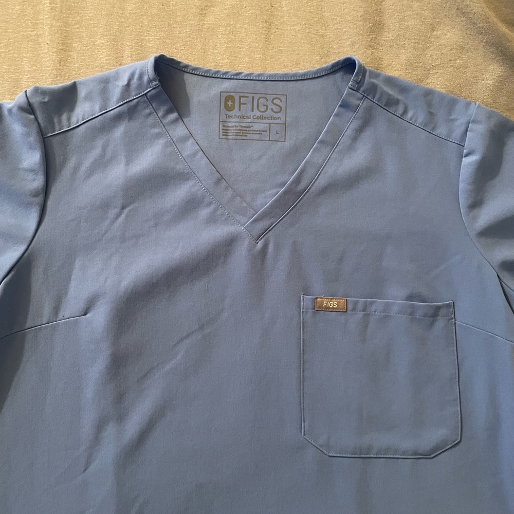 Figs scrub top size L